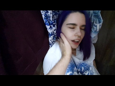 ❤️ Nire ahizpa armairuan aurkitu eta lagundu zion esperma ️ Izorratu bideoa %eu.sayhentai.ruan ❤